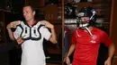 Jonny Evans dan Daley Blind mencoba perlengkapan American Football. (Manutd.com)
