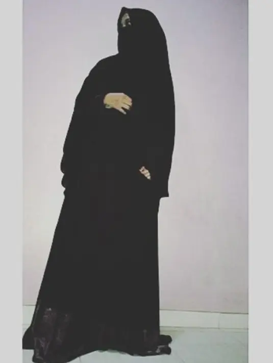 Umi Pipik baru-baru ini mewarnai dunia perfilman Indonesia. Dalam film bertajuk Surga Pun Ikut Menangis, terdapat penampilan yang berbeda dari Umi Pipik. Ia kembali tak mengenakan cadarnya. Ada apa? (Instagram/umi.pipik)