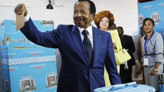 Presiden petahana Kamerun, Paul Biya, dari partai Gerakan Demokratik Rakyat Kamerun, memberikan suaranya dalam pemilihan presiden di Yaounde, Kamerun, Minggu, 7 Oktober 2018. (Dok. AP/Sunday Alamba).