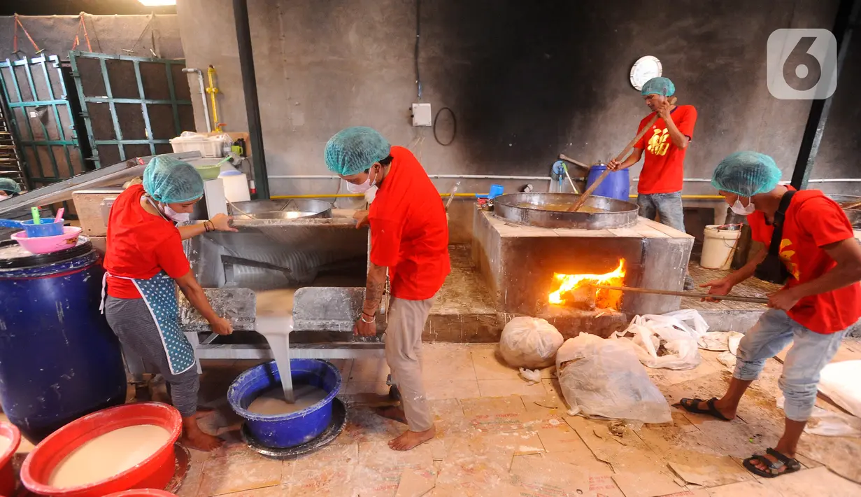Tahun ini, ditargetkan sekitar 2.000 hingga 3.000 ribu kue keranjang diproduksi per hari dengan harga sekitar  Rp 40 ribu hingga Rp 70 ribu per boks. (merdeka.com/Arie Basuki)