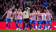 Pemain Barcelona, Jules Kounde, tampak kecewa setelah ditaklukkan Atletico Madrid pada leg pertama semifinal Copa del Rey 2025/2026 di Stadion Metropolitano, Madrid, Jumat (13/2/2026) dini hari WIB. (AP Photo/Manu Fernandez)