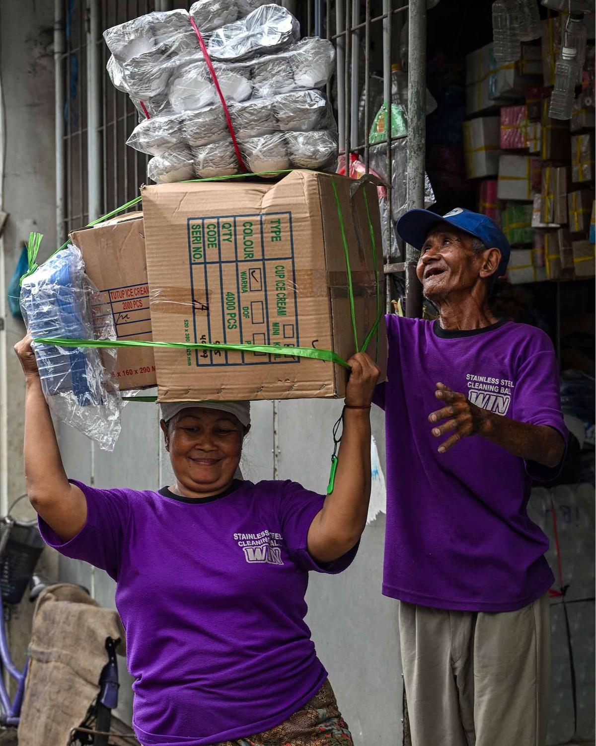 FOTO: Melihat Perjuangan Buruh Angkut Perempuan Mencari Nafkah  di Surabaya