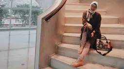 Tak hanya menggunakan hijab, Natly yang dulu menjadi main dancer di 7Icons ini juga kerap menggunakan kacamata yang semakin membuatnya cantik. (Liputan6.com/Instagram/@natly88)