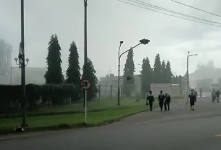 Suasana diluar pabrik MCCI yang meledak. (istimewa)