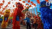 Atraksi barongsai memeriahkan karnaval  budaya saat Festival Grebeg Sudiro di kawasan Pasar Gede, Surakarta, Jawa Tengah, Minggu ( 19/1/2020). Grebeg Sudiro merupakan acara tahunan untuk menyambut Tahun Baru Imlek. (Liputan6.com/Gholib)