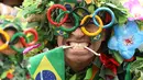 Seorang pria menggunakan atribut unik saat menyaksikan balap sepeda putri dalam ajang Olimpiade 2016, di Rio de Janeiro, 7 Agustus 2016. (AFP PHOTO/Bryn Lennon)