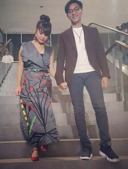 Saat Mytha mengatakan dirinya tidak akan menunda momongan dan tak ada rencana untuk mengikuti program hamil, Barry sambil bercanda mengatakan ingin memiliki 11 orang anak. "Pengen 11 hahaha," ujar Barry singkat. (Instagram/barry.maheswara)