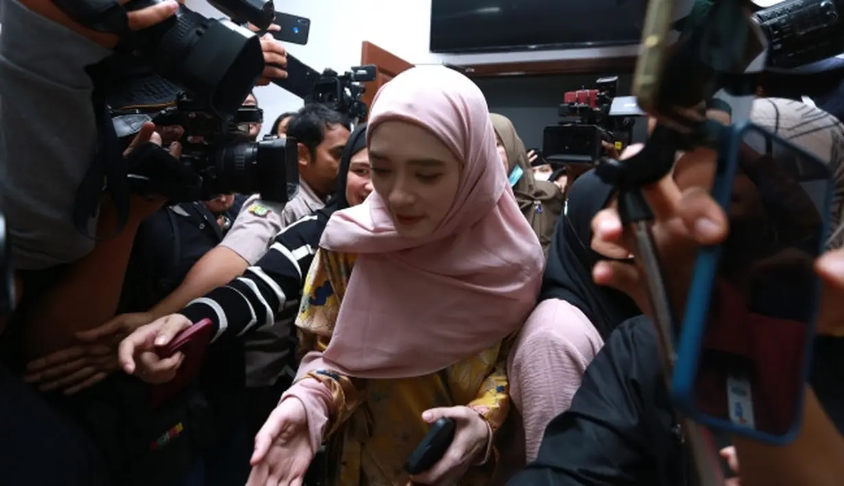 Meski bermata sembab usai mediasi, Inara Rusli dan Virgoun masih mempertahankan keputusan mereka untuk bercerai. Inara Rusli juga masih sempat memberikan sepatah kata sebagai wujud optimis menempuh jalur hukum. (Dream.com/Deki Prayoga)