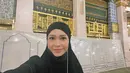 Wajahnya dirias dengan makeup tipis yang segar. Bagaimana menurutmu penampilan Maia saat umrah Sahabat Fimela? [@maiaestiantyreal]