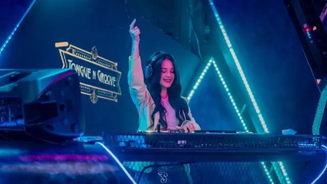 DJ Una dengan nama panggung Youna Mee.
