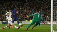 Pemain Barcelona Samuel Umtiti menendang bola yang akhirnya menciptakan gol bunuh diri dari pemain AS Roma Kostas Manolas saat pertandingan Liga Champions di stadion Camp Nou di Barcelona (4/3). (AP Photo / Manu Fernandez)