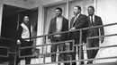 Martin Luther King berdiri bersama para pemimpin hak-hak sipil lainnya di balkon Lorraine Motel di Memphis, Tennessee, 3 April 1968. Sebelum dibunuh, King menggalang kampanye untuk memperjuangkan kesetaraan ekonomi. (AP Photo/Charles Kelly, File)