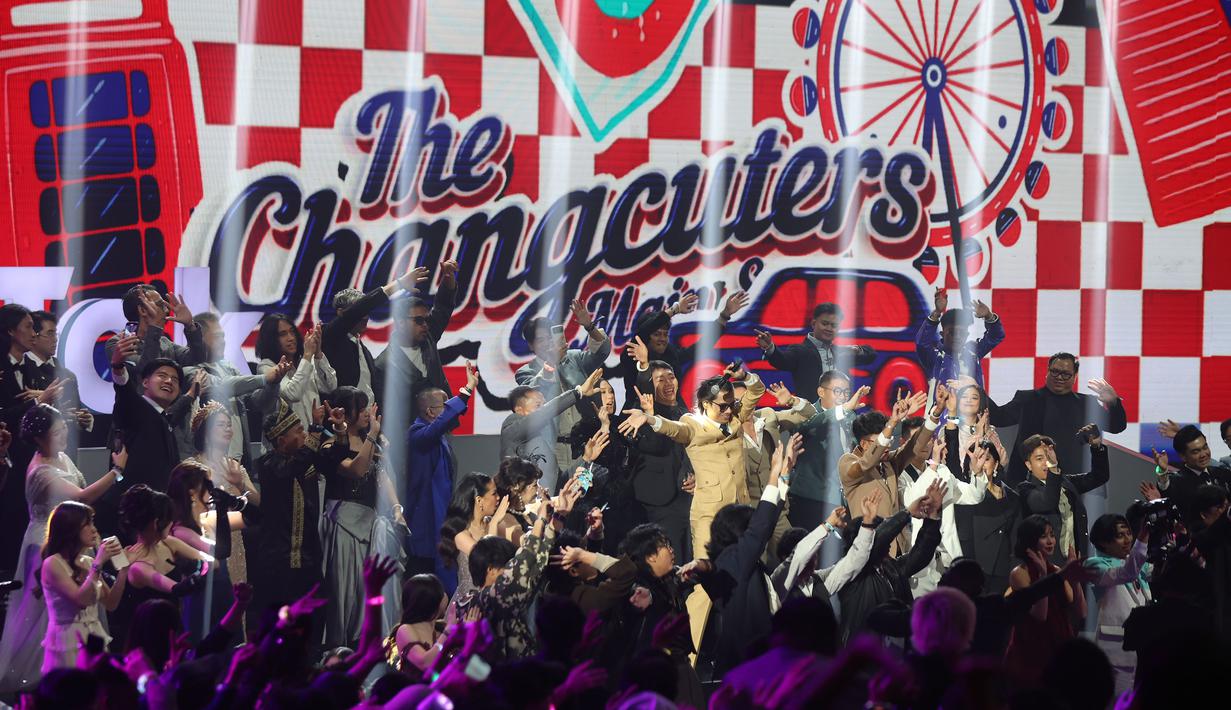 Penampilan band The Changcuters, Cinta Laura Kiehl berkolaborasi dengan penyanyi Tabola Bale, Ramengvrl, dan penyanyi yang populer di China, Indahkus, meramaikan malam penganugerahan TikTok Awards. Tampak dalam foto, kemeriahan malam puncak TikTok Awards Indonesia 2025 di Studio Emtek City Indosiar, Jakarta, pada Jumat (21/11/2025) malam. TikTok resmi menobatkan 19 pemenang dari 16 kategori dalam malam puncak TikTok Awards Indonesia 2025 yang digelar pada Jumat (21/11/2025). (Kapanlagi.com/Budy Santoso)