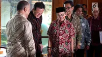 Presiden RI ke-3, B J Habibie menuju ruang konferensi pers gelaran Bekraf Habibie Festival 2017 di Jakarta, Rabu (2/8). Acara Habibie Festival tahun ini mengangkat tema Technology and Innovation for People." (Liputan6.com/Johan Tallo)