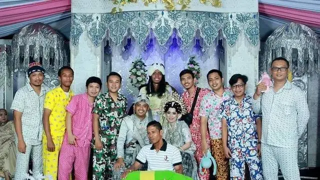 10 Penampilan Kocak Tamu di Acara Kondangan Ini Bikin Tepuk Jidat