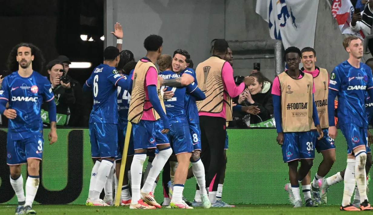 Di menit ke-83, lewat tendangan keras ke pojok atas gawang Real Betis, pemain pengganti Jadon Sancho sukses mencetak gol ketiga untuk Chelsea. Skor berubah 3-1 untuk keunggulan Chelsea. Tampak dalam foto, para pemain Chelsea merayakan gol ketiga mereka yang dicetak oleh gelandang Chelsea Jadon Sancho (19) saat pertandingan sepak bola Final UEFA Conference League 2024/2025 melawan Real Betis di Tarczynski Arena, Wroclaw, Polandia, Rabu 28 Mei 2025 waktu setempat atau Kamis (29/5/2025) dini hari WIB. (Sergei GAPON/AFP)