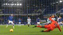 Gelandang Everton, Gylfi Sigurdsson (kiri), mengecoh Kiper Chelsea, Edouard Mendy untuk mencetak gol lewat eksekusi penalti dalam laga lanjutan Liga Inggris 2020/21 pekan ke-12 di Goodison Park Stadium, Sabtu (12/12/2020). Everton menang 1-0 atas Chelsea. (AFP/Clive Brunskill/Pool)