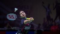 Pebulu tangkis tunggal putri Indonesia, Ester Nurumi Tri Wardoyo berusaha mengarahkan bola saat menghadapi wakil China, Wang Zhi Yi pada laga babak 16 besar Indonesia Open 2024 di Istora Senayan, Jakarta, Kamis (6/6/2024). Ester Nurumi Tri Wardoyo kalah dua game langsung 13-21, 13-21. (Bola.com/Bagaskara Lazuardi)