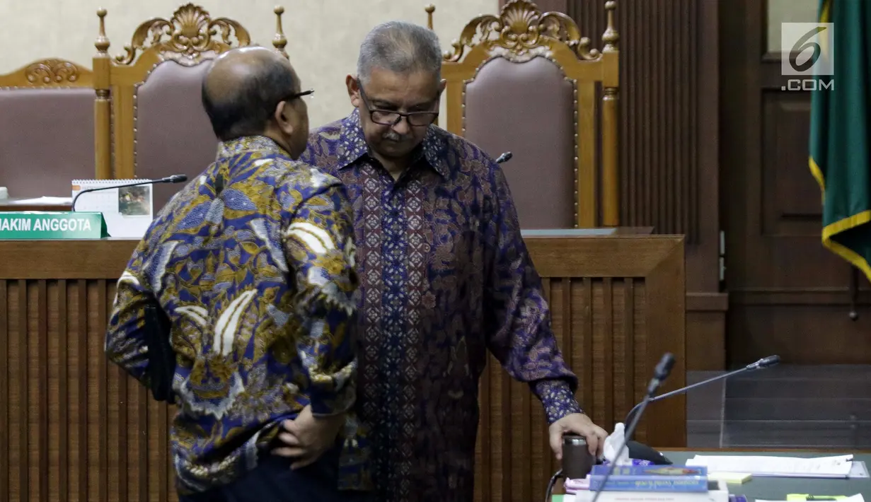 Terdakwa dugaan suap proyek PLTU Riau-1 yang juga mantan Dirut PLN, Sofyan Basir bersama kuasa hukumnya jelang sidang lanjutan di Pengadilan Tipikor, Jakarta, Senin (26/8/2019). Sidang mendengar keterangan saksi ahli yang dihadirkan JPU KPK. (Liputan6.com/Helmi Fithriansyah)