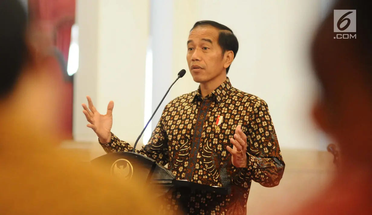 Presiden Joko Widodo memberikan pengarahan kepada para pendamping Program Keluarga Harapan (PKH) dalam Jambore Sumber Daya PKH di Istana Negara, Jakarta, Kamis (13/12). Jambore diikuti 598 peserta dari seluruh Indonesia. (Liputan6.com/Angga Yuniar)