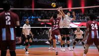 Pemain tim The Actors, Dion Wiyoko berusaha melakukan spike ke arah tim The Musicians dalam laga Bahkan Voli 3 di Mahaka Square, Kelapa Gading, Sabtu (15 November 2025). (Bola.com/Internships/Monica Putri Salsabila)
