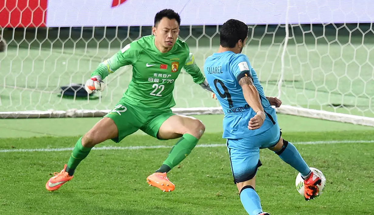 Striker asal Uruguay, Luis Suarez, berusaha membobol gawang Guangzhou Evergrande yang dijaga Li Shuai. (AFP/Toru Yamanaka)