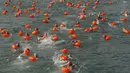 Perenang berkompetisi dalam lomba renang lintas pelabuhan di Hong Kong, Minggu (18/10). 2.500 orang ambil bagian dalam menembus jarak lintasan laut sejauh 1,5 km dari Sam Ka Tsuen Public Pier ke Quarry Bay Park Public Pier. (REUTERS/Liau Chung - ren)