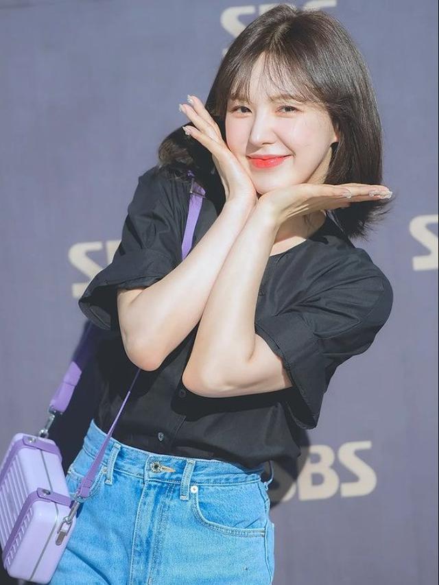 Outfit Simpel Ala Wendy Red Velvet di SBS Radio