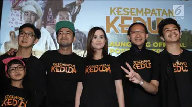 Para pemain film Kesempatan Keduda berpose saat peluncuran trailer dan poster di Jakarta, Senin (10/9). Poster film ini menampilkan warna cerah dan foto pemain utama yatu Raffi Ahmad, Zizan Razak, dan Cut Meyriska. (Liputan6.com/Herman Zakharia)