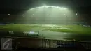 Kondisi lapangan saat laga PS TNI dan Persiba dihentikan akibat hujan deras di Stadion Pakansari, Kab Bogor, Jumat (5/5). Laga kedua tim berakhir imbang 1-1. (Liputan6.com/Helmi Fithriansyah)