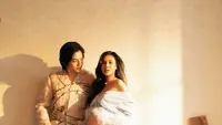 Angga Yunanda dan Shenina Cinnamon Bagikan Potret Maternity Terbaru, Pakai Dress Berbulu