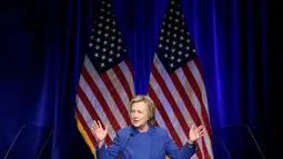 Hillary Clinton menyampaikan pidato di Washington, Rabu (16/11). Pidato ini adalah pidato pertama kali bagi Hillary Clinton usai kalah dari Donald Trump dalam pilpres AS. (REUTERS/Joshua Roberts)