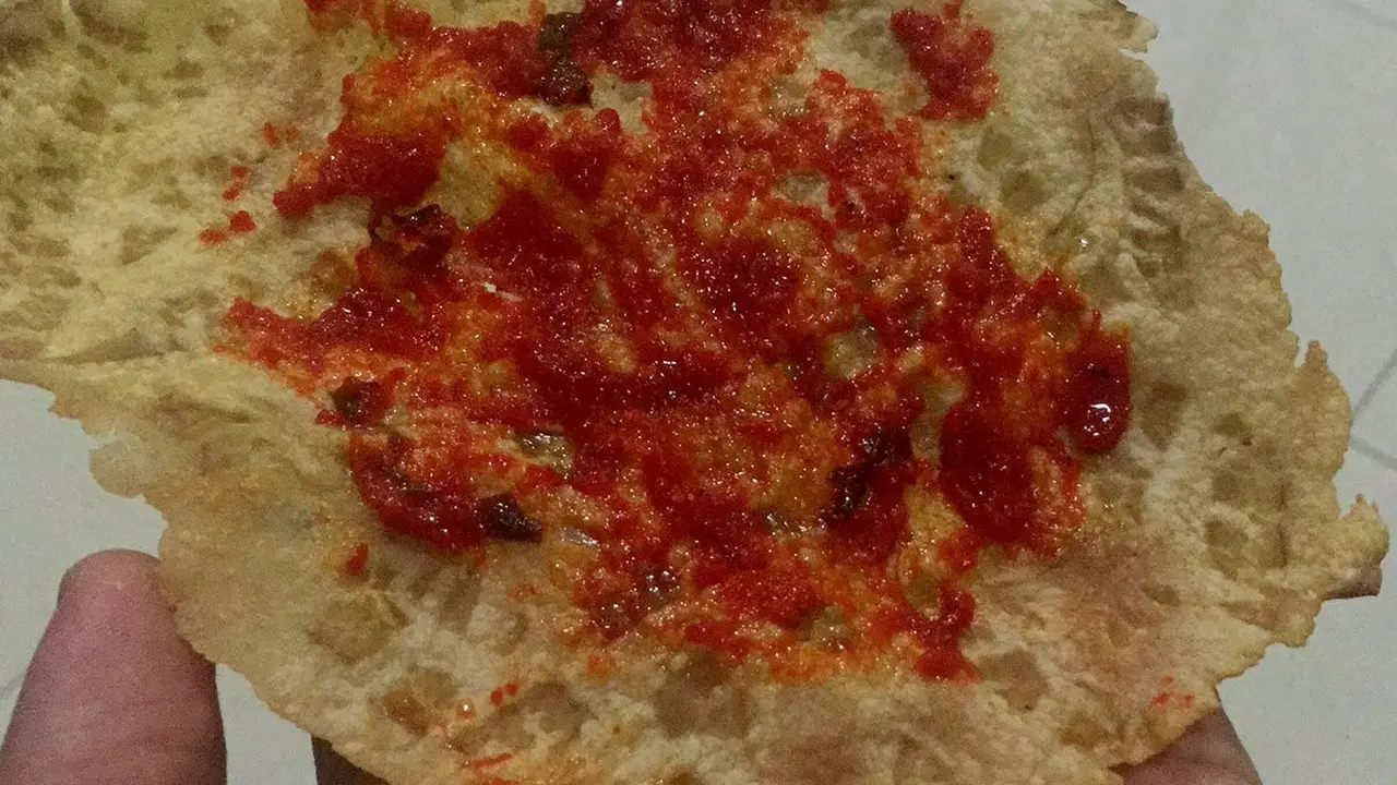 Karupuak jariang balado. (Liputan6.com/ twitter @robbymandala)