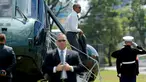 Presiden AS, Barack Obama turun dari helikopter Marine One saat tiba di hotel, Manila, Filipina (17/11). Obama akan mengadiri KTT kerjasama Ekonomi Asia-Pasifik (APEC) pada Sabtu (20/11). (REUTERS/Jonathan Ernst)