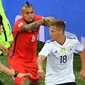 Gelandang Timnas Chile, Arturo Vidal (kiri) mendorong penggawa Timnas Jerman sekaligus rekan setim di Bayern Munchen, Joshua Kimmich, pada final Piala Konfederasi 2017, Senin (3/7/2017). (AFP/Yuri Cortez)