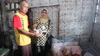 Lansia miskin sebatang kara Purbalingga mendapat program rantang berkah berupa makanan pernuh gizi yang cukup untuk makan dua kali sehari. (Foto: Liputan6.com/Pemkab Purbalingga/Muhamad Ridlo)