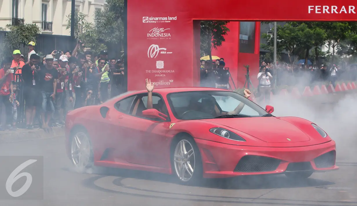 Sebuah mobil Ferrari 430 unjuk kebolehan dengan berputar ditempat dalam Ferrari Festival of Speed di BSD City, Tangerang Selatan, Minggu (23/04). Festival ini dalam rangka merayakan 70 tahun Ferrari. (Liputan6.com/Fery Pradolo)