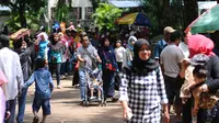 Pengunjung berjalan jalan di kawasan Kebun Binatang Ragunan, Jakarta, Selasa (26/12). Libur cuti bersama perayaan Natal 2017 dimanfaatkan warga untuk berekreasi di Kebun Binatang Ragunan Jakarta. (Liputan6.com/Helmi Fithriansyah)