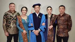 Azriel Hermansyah memiliki orangtua yang semuanya menghadiri acara wisudanya. Hatinya tentu sangat bahagia. (Foto: Instagram/ ashanty_ash)