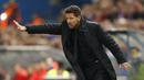 Diego Simeone memberikan instruksi kepada anak asuhnya saat melawan Leverkusen pada leg kedua Babak 16 Besar Liga Champions di Vicente Calderon stadium, Rabu (15/3/2017). Atletico lolos dengan agregat 4-2. (AP/Daniel Ochoa de Olza)