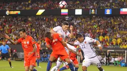 Sejumlah pemain Chile dan Kolombia berebut bola pada pertandingan semifinal Copa America Centenario 2016 di Soldier Field, AS, (22/6). Chile nantinya akan menantang Argentina di final Copa America Centenario 2016. (Dennis Wierzbicki/ USA TODAY Sports)
