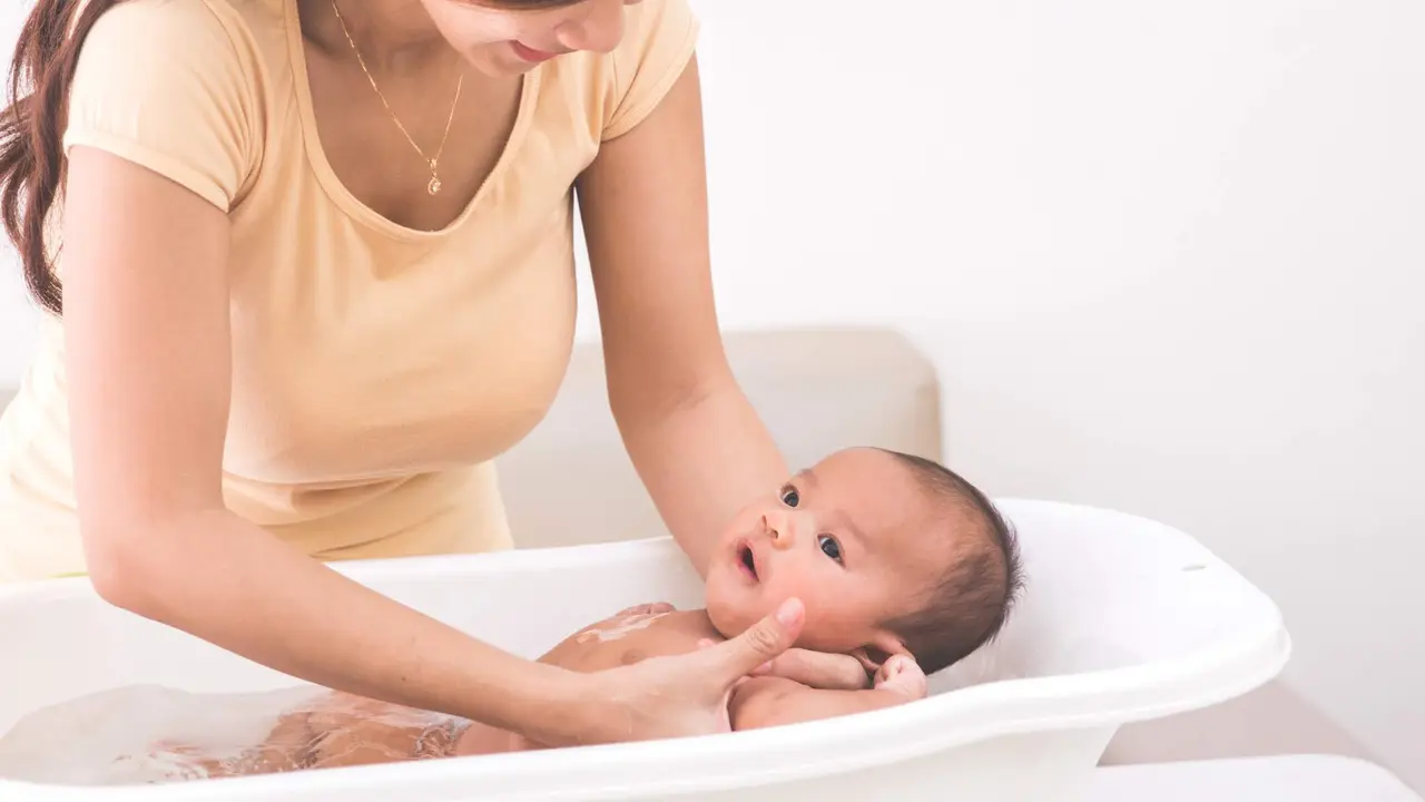 Memandikan bayi
