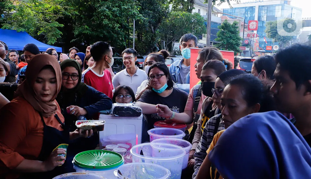 Ada puluhan penjual takjil dadakan yang membuka lapaknya di sekitar Benhil, mulai dari menjajakan es kelapa muda hingga ayam goreng.  (Liputan6.com/Herman Zakharia)