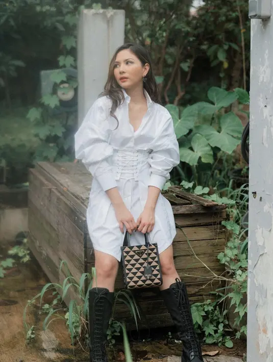 <p>Prada Symbole Embroidered Fabric Mini Bag (Rp38.762.167) menjadi tas yang sempurna dipadukan untuk ciptakan gaya yang semakin playful. [Foto: Instagram/ Jessica Mila]</p>