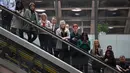 Karyawan mengheningkan cipta selama satu menit untuk memperingati Remembrance Day atau Hari Peringatan di Lloyds of London, Inggris, Jumat (12/11/2021). Remembrance Day adalah hari untuk mengenang jasa para tentara dan pihak-pihak yang berkorban pada Perang Dunia I. (DANIEL LEAL-OLIVAS/AFP)