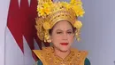 Sedangkan Ibu Iriana memesona dengan baju adat Tari Legong Bali. Detailnya, Iriana tampil mengenakan atasan berwarna hijau toska dengan motif bunga khas Bali, serasi dengan kain yang dijadikan sebagai rok.  [Foto: Instagram/bennusorumba]