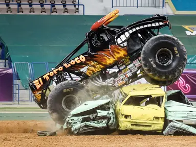 Aksi truk monster melindas tiga mobil dalam pertunjukan Monster Jam di stadion Raja Fahad, Riyadh, Arab Saudi, Jumat (17/3). Acara ini diselenggarakan General Entertainment Authority. (AFP Photo/Fayez Nureldine)