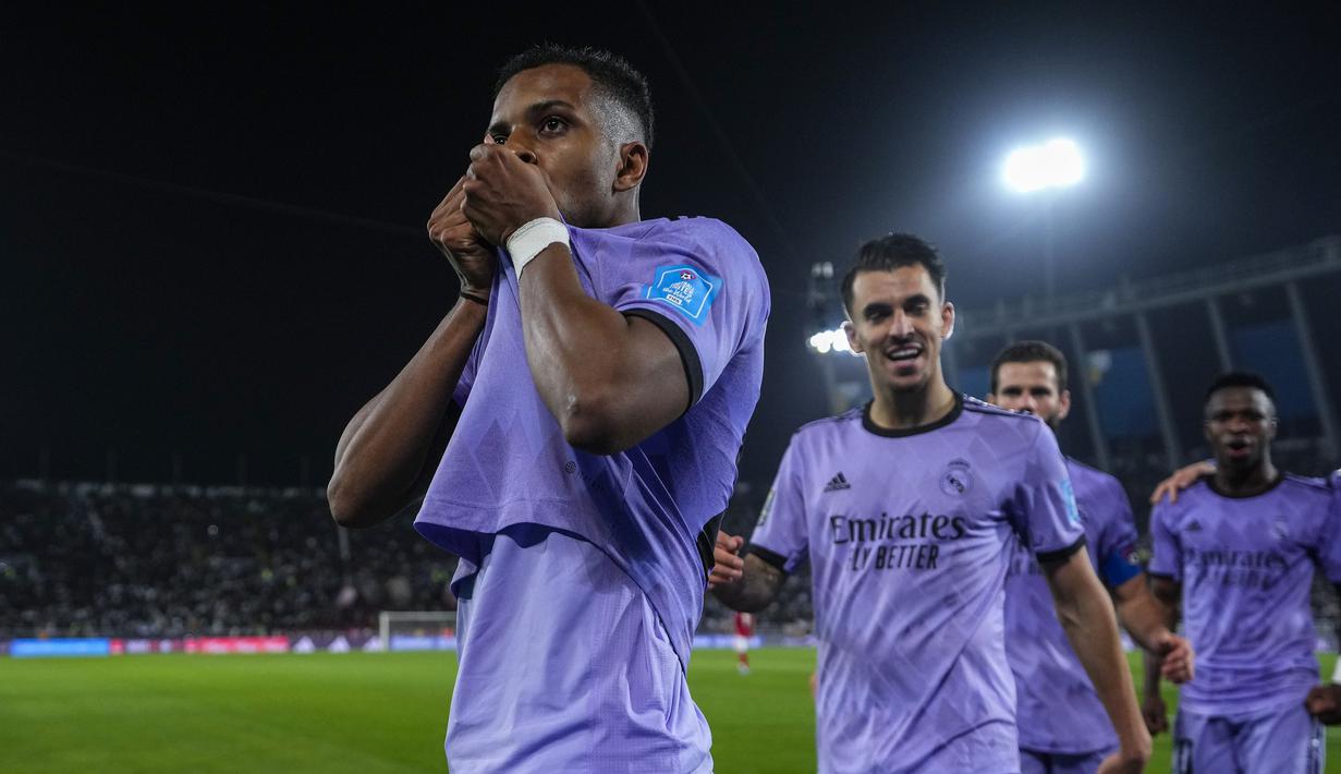 Pemain Real Madrid, Rodrygo melakukan selebrasi bersama rekannya setelah mencetak gol ketiga timnya ke gawang Al Ahly pada laga semifinal Piala Dunia Antarklub 2022 yang berlangsung di Prince Moulay Abdellah Stadium, Rabat, Maroko, Kamis (09/02/2023) dini hari WIB. Pemain asal Brasil tersebut bermain selama 89 menit dengan membuat 1 gol dari 6 tembakan. (AP Photo/Manu Fernandez)