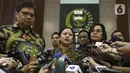 Ketua DPR Puan Maharani (tengah) bersama Menko Perekonomian Airlangga Hartarto (kiri) dan Menkeu Sri Mulyani (kanan) memberikan keterangan usai penyerahan draft RUU Omnibus Law di Kompleks Parlemen, Senayan, Jakarta, Rabu (12/2/2020). (Liputan6.com/Johan Tallo)