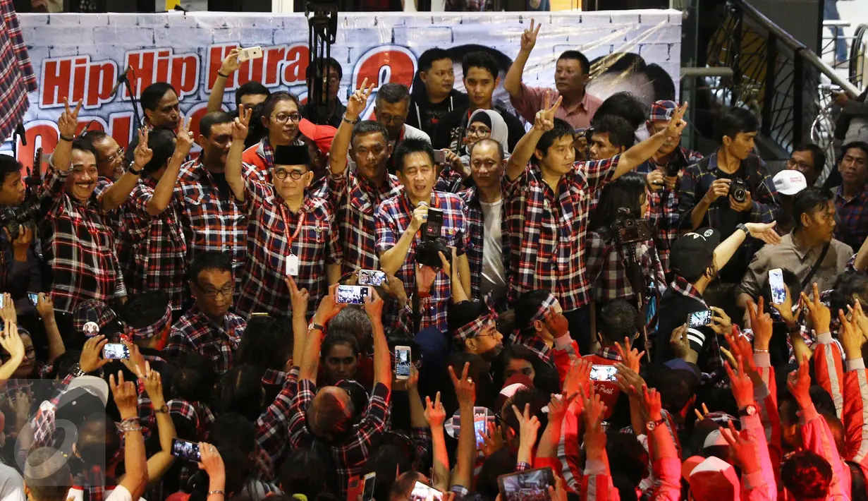Kegiatan flash mob yang diusung artis-artis pendukung Ahok-Djarot bersama para relawan dan pendukung tersebut untuk mendapatkan dukungan dari masyarakat, Senayan, Jakarta, Sabtu (21/01). (Liputan6.com/Herman Zakharia)